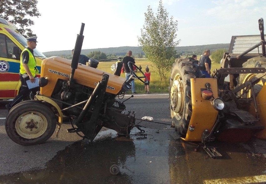 Wypadek ciągnika i osobówki w Lechowie