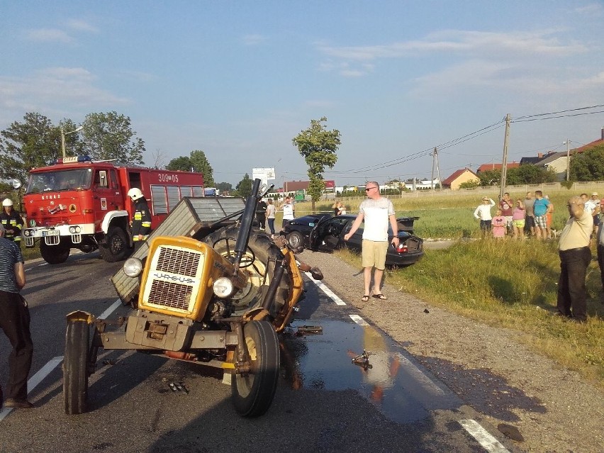 Wypadek ciągnika i osobówki w Lechowie