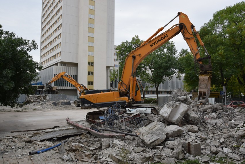 Ul. Radziszewskiego. Trwa rozbiórka kładki dla pieszych