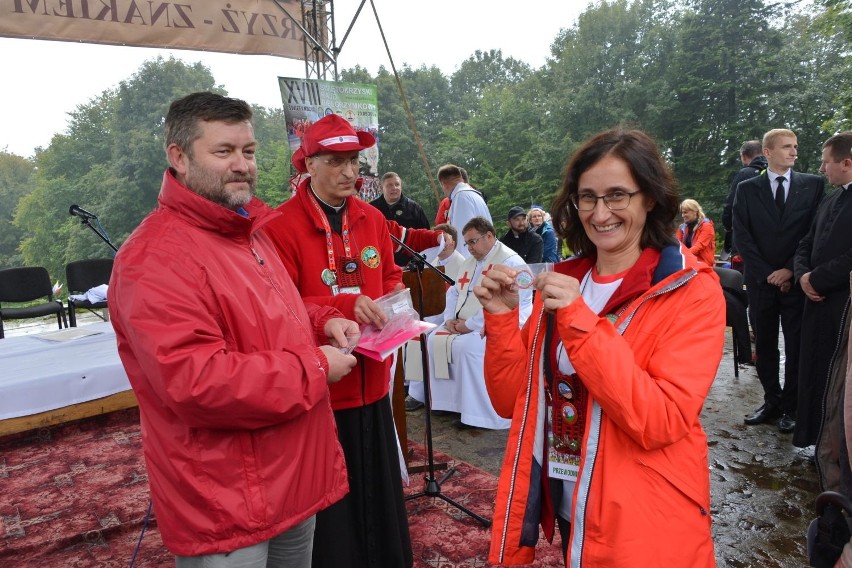 Trzy tysiące pielgrzymów z trzech diecezji dotarło na Święty Krzyż (WIDEO, zdjęcia)