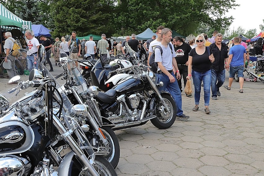 Pierwszy w tym roku Moto Weteran Bazar w Łodzi tłumnie odwiedzany