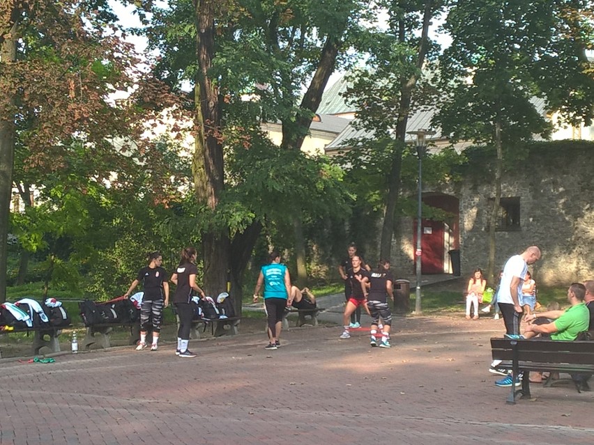 Mundial Kielce. Węgierki trenowały ...przed muszlą koncertową w kieleckim parku