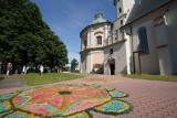 Piękne dekoracje artystyczne z kolorowych trocin na asfalcie przygotowali na Boże Ciało mieszkańcy Piotrkowic. Zobaczcie zdjęcia i wideo 