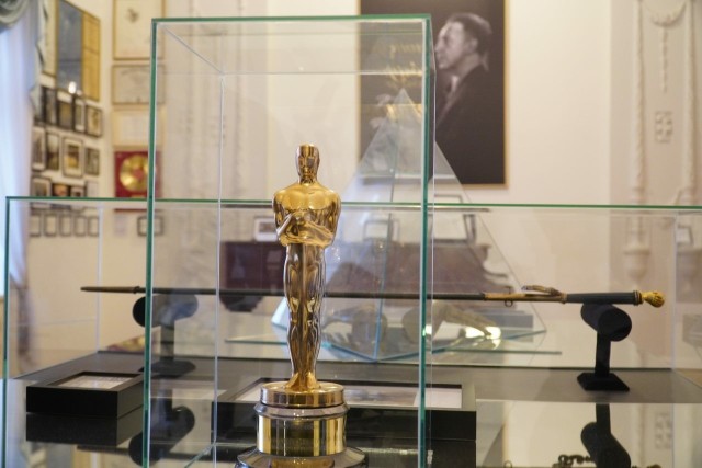 Statuetka Oscara przekazana Muzeum Miasta Łodzi przez wdowę po pianiście, Anielę Młynarską-Rubinstein