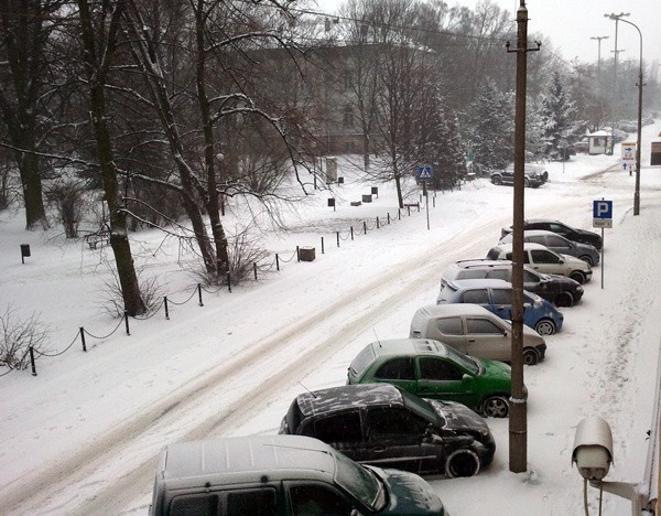 Zaśnieżona ul. ks. Skorupki. Widok sprzed siedziby redakcji...