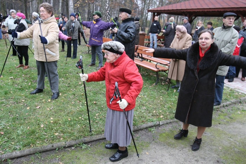 Marsz Seniora Nordic Walking w Parku na Zdrowiu [ZDJĘCIA]