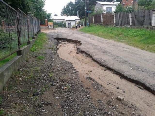 Wyrwy mają nawet po kilkadziesiąt centymetrów głębokości.