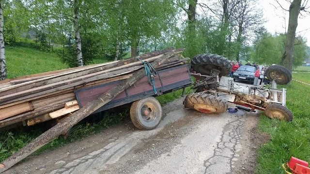 W Lubli przewrócił się traktor. Do wypadku doszło w piątek.W wyniku zdarzenia 2 z 3 jego uczestników zostało przewiezionych do szpitala. ZOBACZ TEŻ: Ten maturzysta wszystkich zadziwił. Na egzamin przyjechał ciągnikiem