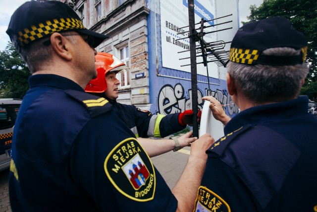 Wiele szczęścia mieli przechodzący ulicą Gdańską. Dziś, przed godz. 13, z budynku z numerem 86 oderwał się talerz antenowy. Na szczęście nikomu nic się nie stało. - Otrzymaliśmy zgłoszenie od strażników miejskich, że przy ul. Gdańskiej 86 oderwała się telewizyjna antena satelitarna, która zwisa nad chodnikiem i zagraża bezpieczeństwu przechodniów - mówi asp. Monika Wojciechowska z Komendy Miejskiej Państwowej Straży Pożarnej w Bydgoszczy. - Sprzęt został zdemontowany. Straż miejska będzie teraz ustalać, kto jest właścicielem anteny. Prawdopodobnie przyczyną jej oberwania był wiatr, który poluzował sprzęt.