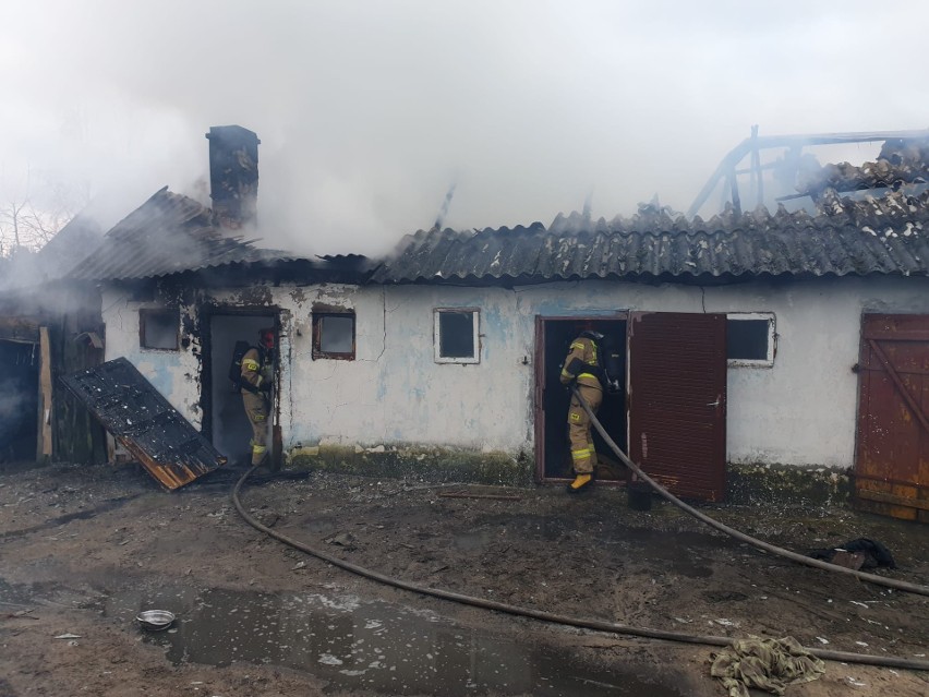 Pożar w Chełstach. Ogień pojawił się w budynku gospodarczym 27.12.2022