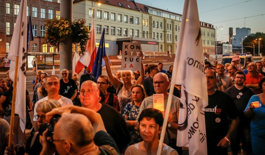 Protest przed sądem okręgowym w Gdańsku 25.07.2018.  „Wolne sądy, wolne wybory, wolna Polska”