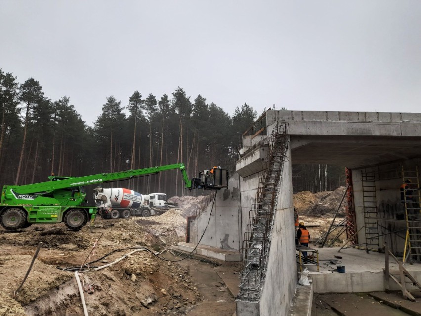 Prace przy budowie wiaduktu kolejowego na trasie łącznicy...