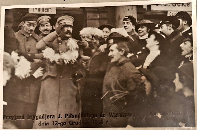 Przyjazd brygadiera Józefa Piłsudskiego do Warszawy. Zdjęcia z dnia 12 grudnia 1916 roku. Oryginał zdjęcia znajduje się w Archiwum Akt Nowych. Zobaczcie w naszej galerii Alfabet Józefa Piłsudskiego: