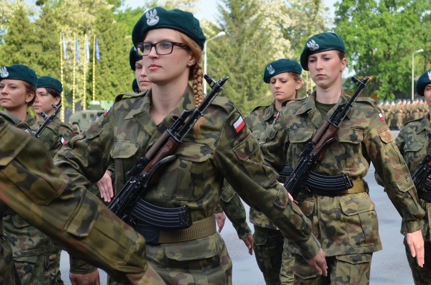 Wolą mundur od szpilek. Coraz więcej kobiet chce zostać żołnierzami (ZDJĘCIA)