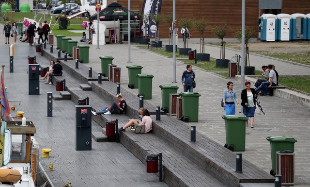 Obecnie kosze stoją co kilka metrów. Nad rozwiązaniem problemu wyrzucania śmieci w tym miejs pracuje magistrat.