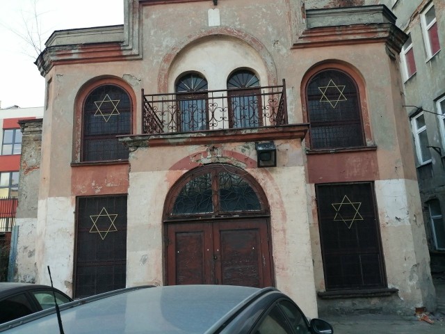 Zabytkowa synagoga Reicherów stoi na podwórku posesji z kamienicą przy ul. Rewolucji 1905 roku nr 28 i jest w coraz gorszym stanie.