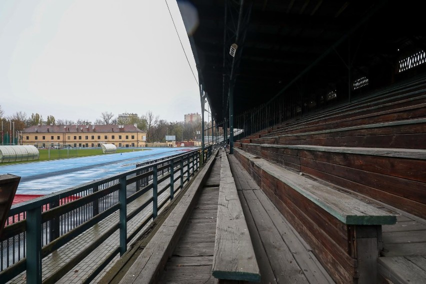 Kraków. Drewniana trybuna na stadionie Wawelu niebawem zostanie wyburzona [ZDJĘCIA]