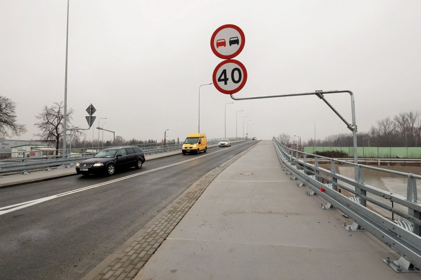 Wiadukt drogowy nad torami w Łochowie