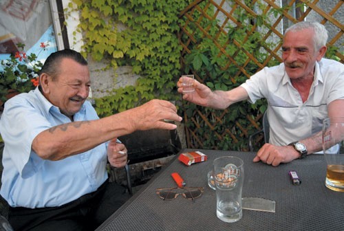 Hubert Krumpietz (z lewej) pije za zwycięstwo Niemców, a jego kolega Jerzy Szymczak &#8211; za sukces biało-czerwonych. (fot. Witold Chojnacki)