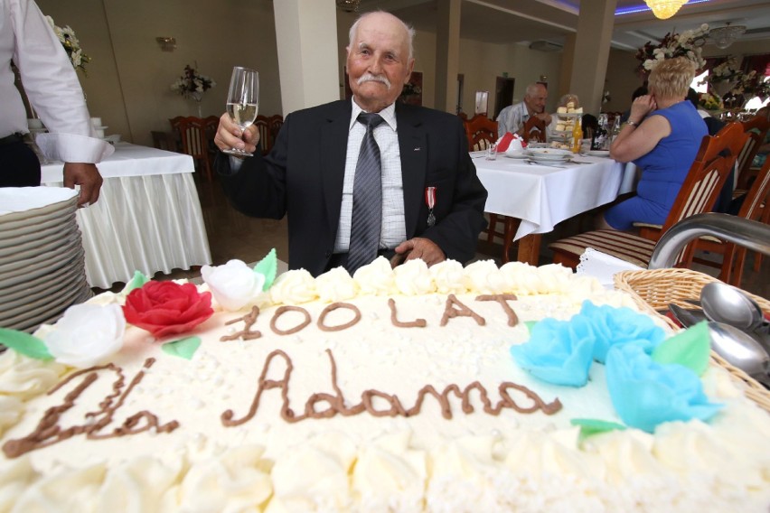 Sto lat Adama Szymańskiego! Był tort, szampan i wspomnienia jubilata odległych czasów