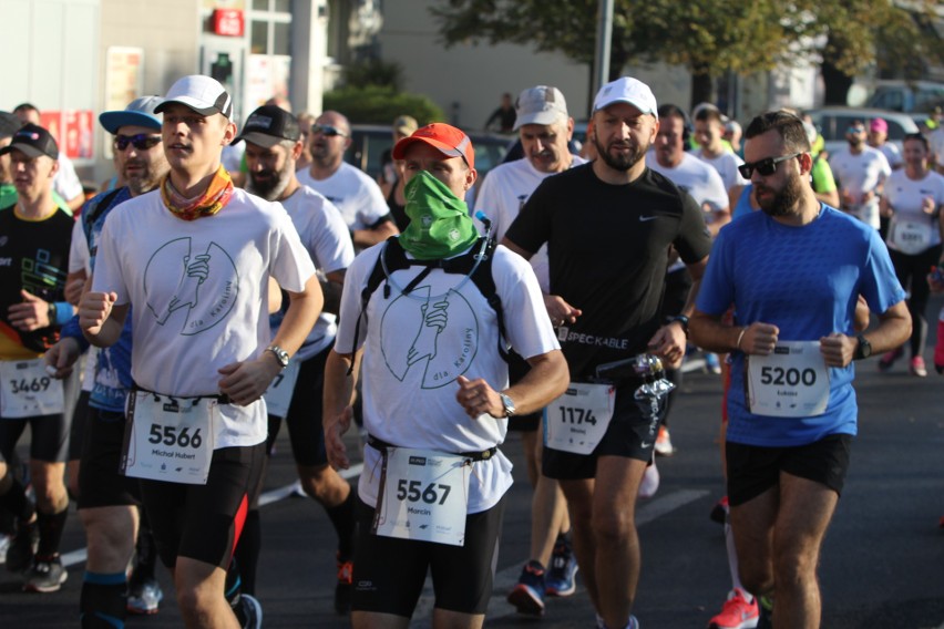 Zdjęcia z maratonu w Poznaniu 2018 - biegacze na pierwszym...