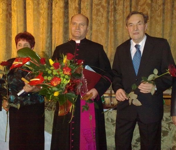 Od lewej: Janina Pawlaczyk, ks. Stanisław Gasiński, Bernard...