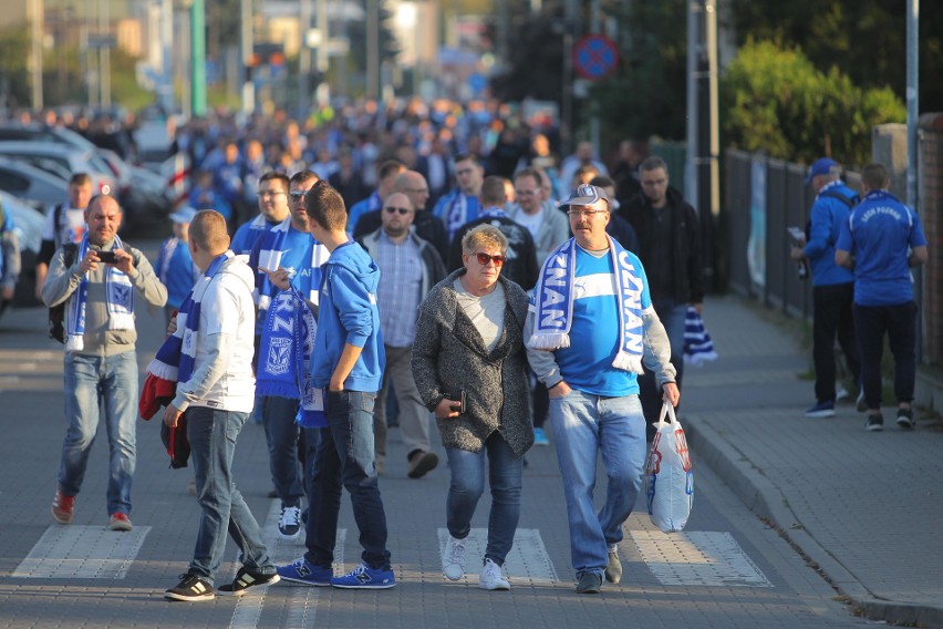 Nasz fotoreporter sfotografował kibiców w drodze na stadion....