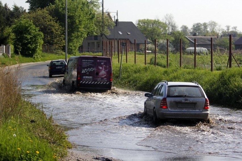 Wrocław: Zalewa drogę. Kierowcy muszą uważać (ZDJĘCIA)