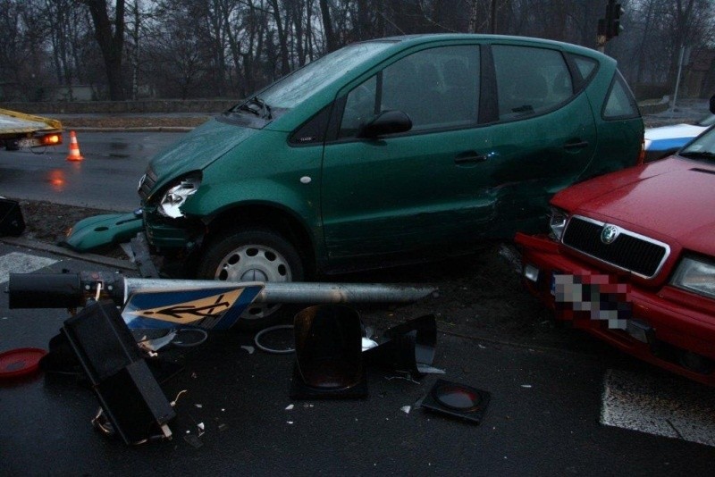 Mercedes ściął sygnalizator