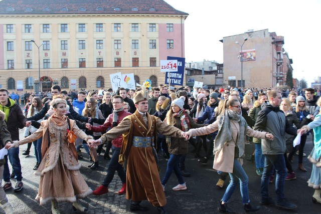 Maturzyści i Zespół Śląsk zatańczyli poloneza w Zabrzu na Placu Warszawskim