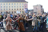 Maturzyści z Zabrza zatańczyli poloneza na Placu Warszawskim ZDJĘCIA + WIDEO Taniec poprowadził Zespół Śląsk