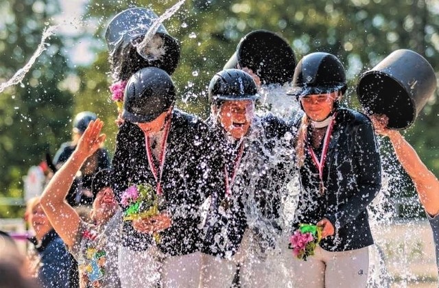 Na podium mistrzostw województwa kujawsko-pomorskiego w  Klubie Jeździeckim Młyńska Struga koło Torunia - Agata Zawiślak (Rywal Grudziądz, w środku) podczas "oblewania" triumfu -złotego medalu