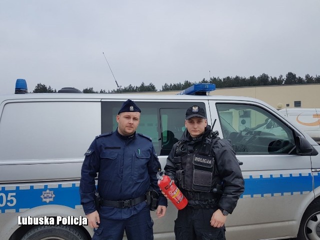 Policjanci z Nowej Soli, st. post. Grzegorz Partatus oraz post. Piotr Siuta, pomogli wyjść ludziom z palącego się domu