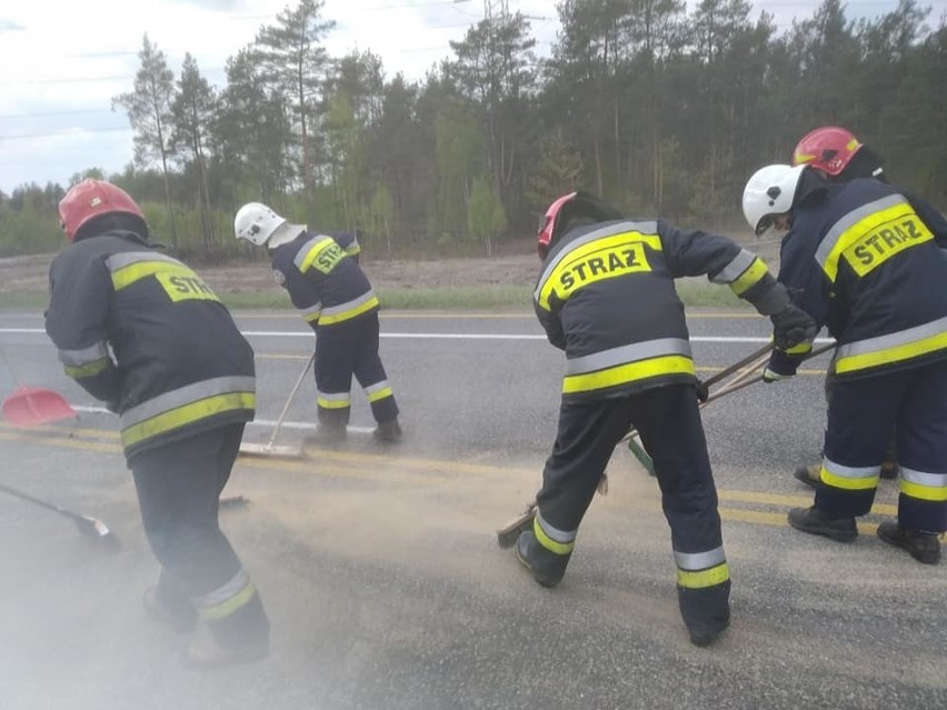 Wypadek na DK 1 pod Radomskiem. Zderzyły się dwa samochody sosbowe i ciężarówka [ZDJĘCIA]