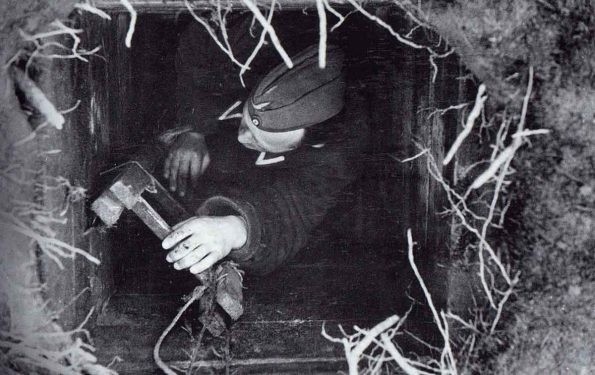 Niemiecki strażnik w wyjściu z tunelu Harry