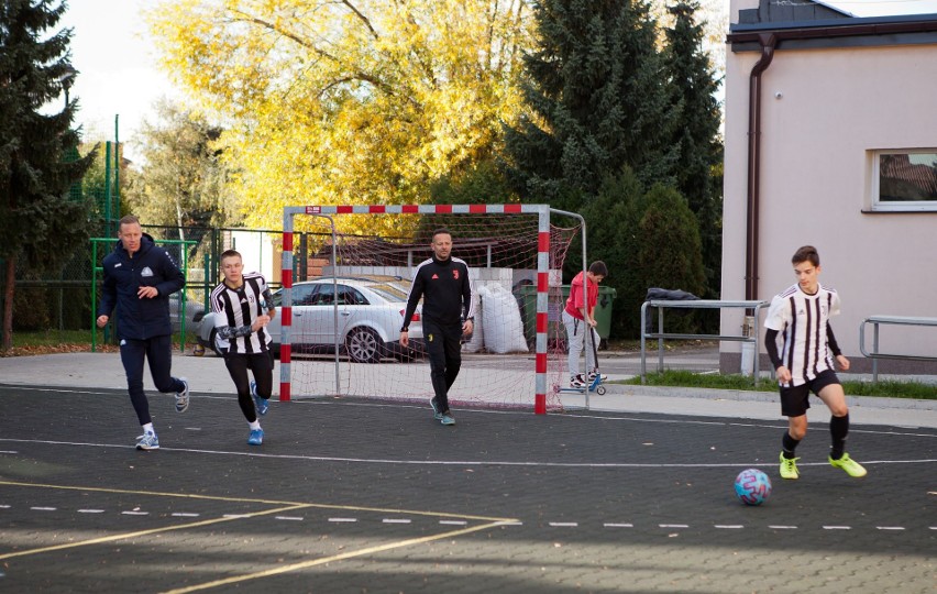 Zawodnicy Stali i Resovii zagrali w piłkarskich trójkach w rzeszowskim domu dziecka [ZDJĘCIA]