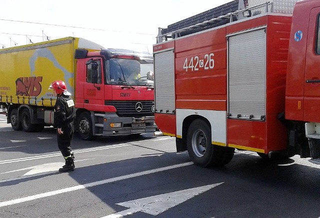 Strażacy holują ciężarówkę na pobocze