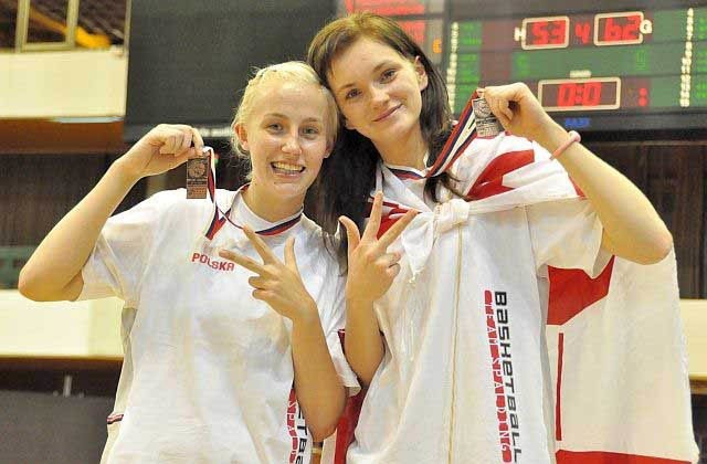 Zawodniczki MKS Polkowice - Monika Jasnowska (z lewej) oraz Agata Szczepanik prezentują brązowe medale mistrzostw Europy do lat 20.