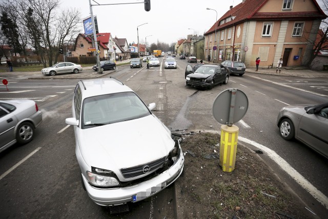 Zderzenie dwóch aut na skrzyżowaniu ulic SzczecińsZderzenie dwóch aut na skrzyżowaniu ulic Szczecińskiej i Kossaka.