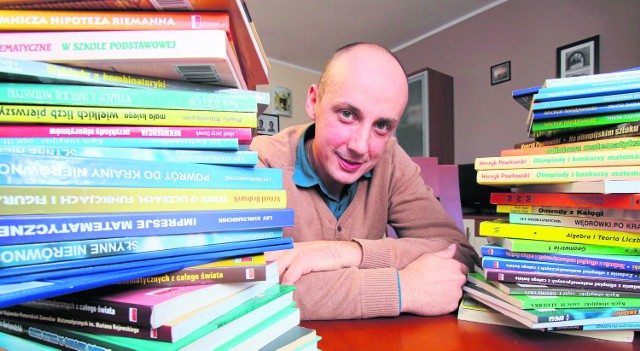 Paweł Dziuba jest nauczycielem matematyki w II Liceum Ogólnokształcącym w Końskich. Cenią go nie tylko jego uczniowie, ale też ich rodzice i dyrekcja szkoły.