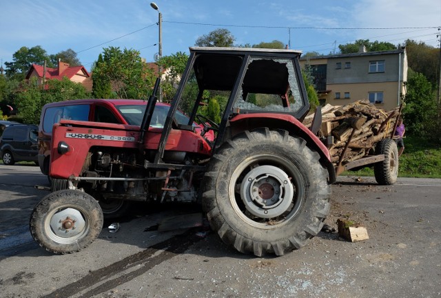 Do wypadku doszło w poniedziałek przed godz. 15, na drodze krajowej nr 28 w Olszanach w pow. przemyskim.- Kierujący ciągnikiem z przyczepą, 43-letni mieszkaniec pow. przemyskiego jadąc od strony Birczy, wykonywał manewr skrętu w lewo. Mężczyzna zderzył się jadącym z naprzeciwka kierującym peugeotem typu bus, 39-latkiem z pow. sanockiego - powiedziała mł. asp. Magdalena Stecura z KMP w Przemyślu.Karetka pogotowia ratunkowego przetransportowała 43-latka do szpitala. Jego życiu nie zagraża niebezpieczeństwo. Kierujący byli trzeźwi.Policyjna grupa dochodzeniowo-śledcza wykonała na miejscu czynności pod kątem wypadku drogowego. Trwa ustalanie dokładnych okoliczności zdarzenia.