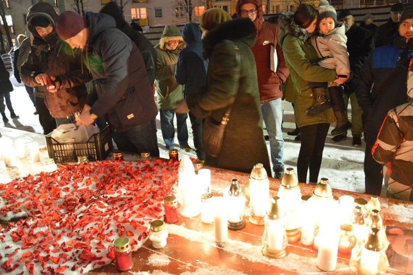 Mieszkańcy Stalowej Woli i Tarnobrzega w milczeniu oddają hołd zmarłemu prezydentowi Gdańska