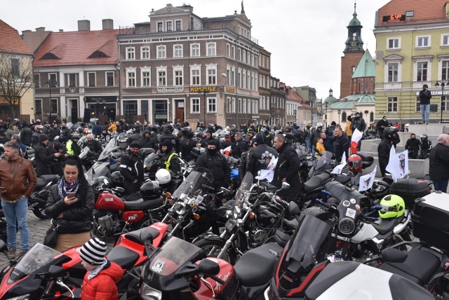 Wśród obecnych fanów dwóch kółek byli nie tylko gnieźnianie. W tłumie można było dojrzeć rejestracje z Konina, Kalisza, Kościana, czy Wrześni.Zobacz zdjęcia --->