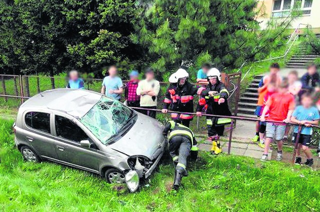 W Królowej Górnej auto omal nie wpadło na dzieci przed szkołą