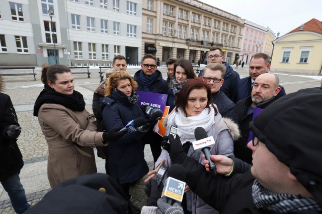 Paulina Piechna-Więckiewicz (w jasnej kurtce) mówiła, że o obsadzaniu stanowisk urzędniczych nie powinni decydować urzędnicy, ale komisje konkursowe złożone z ekspertów.  