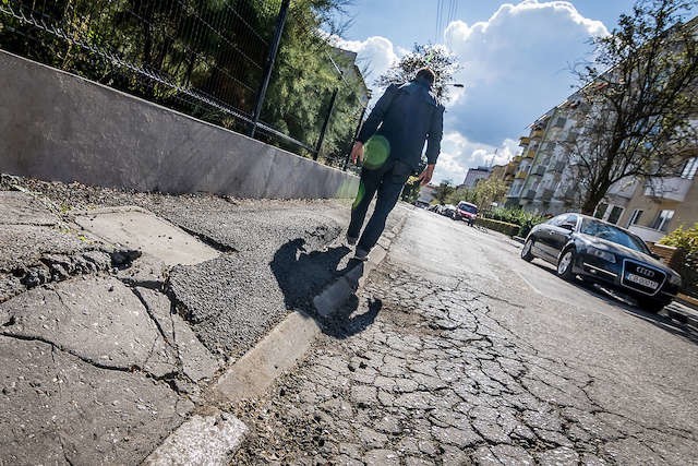 Chodnik na ulicy Emilii Plater od kilkudziesięciu lat nie był remontowany. Wygląda na to, że teraz też nie uda się go naprawić w całości...
