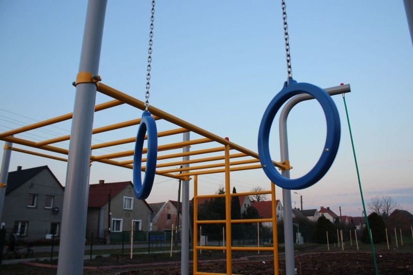 Street Workout Park został zamontowany obok istniejącej...