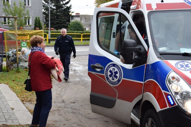 Chwilę po znalezieniu dziecka sąsiadka przekazała je załodze karetki