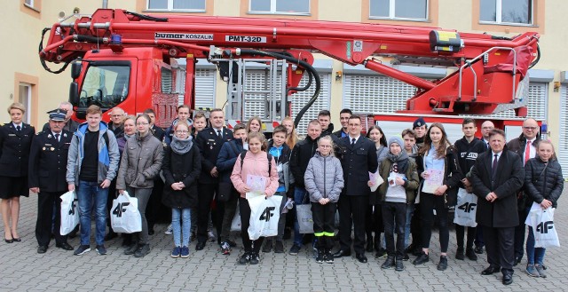 - Nagrody są dla wszystkich: zarówno dla zwycięzców, jak i dla tych, którym lepiej pójdzie za rok - mówił podczas podsumowania starosta Leszek Bajon, który od zeszłego tygodnia jest również prezesem Zarządu Oddziału Powiatowego ZOSP RP w Słubicach.Wyniki w kategorii szkół podstawowych: I miejsce - Wiktoria Dydyna.II miejsce - Szymon CzajaIII miejsce -  Wiktoria Świątkowska, Wyniki w kat. szkół gimnazjalnych: I miejsce -  Cyprian JurkowskiII miejsce -  Antonina Skoncej III miejsce - Aleksandra Kantor. Wyniki w kat. szkół ponadgimnazjalnych:I miejsce  Jakub RadkiewiczII miejsce - Kacper Wieczór III miejsce  Kamil Holeniewski.Zdobywcy I i II miejsc będą reprezentować powiat podczas eliminacji wojewódzkich turnieju, które 26 kwietnia odbędą się w Nowym Miasteczku.