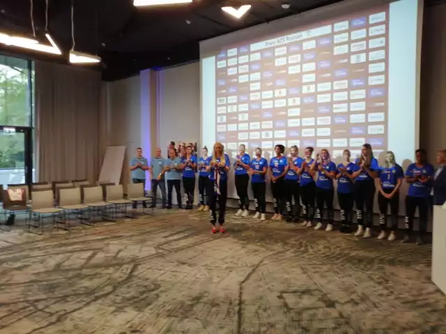 Nowa kapitan Enei AZS, Aleksandra Pawlak, na prezentacji zaprezentowała model koszulki, w której będą w tym sezonie występować na ligowych parkietach poznańskie akademiczki